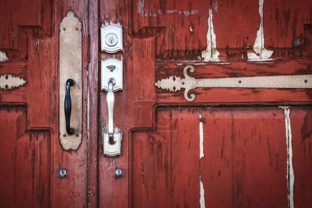 Las manijas desiguales de las viejas puertas envejecidas encontradas en Fabens, Texas.