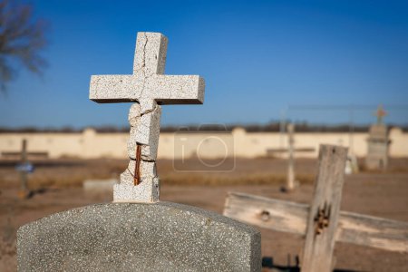 Téléchargez les photos : Une vieille croix de pierre sur une pierre tombale au cimetière La Isla près de Fabens, Texas. - en image libre de droit