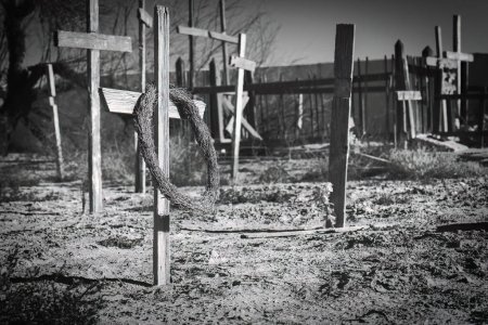 Téléchargez les photos : Croix en bois sur les tombes au cimetière La Isla près de Fabens, Texas. - en image libre de droit