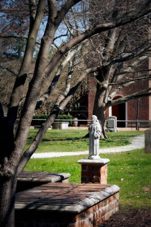 Téléchargez les photos : Un après-midi calme dans le cimetière de l'église paroissiale épiscopale Bruton à Williamsburg, Virginie. - en image libre de droit