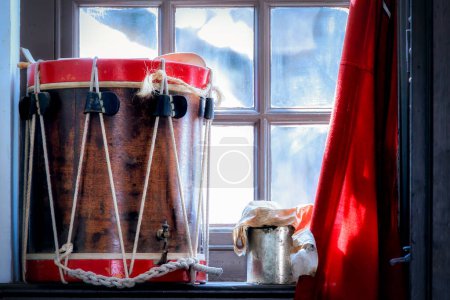 Un tambor de campo se sienta contra la ventana de la Casa de la Guardia en Colonial Williamsburg, Virginia.
