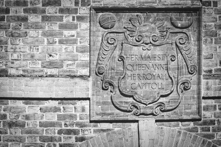 La piedra dedicada a la reina Ana en el reconstruido edificio Captitol en Colonial Williamsburg, Virginia.