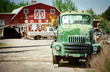 Un viejo camión vintage se sienta en la carretera en mal estado en Canutillo, Texas.