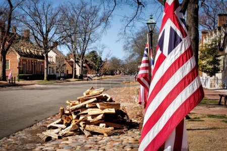 Foto de Dos banderas de la Gran Unión están en la calle East Duke of Gloucester en Colonial Williamsburg, Virginia. - Imagen libre de derechos