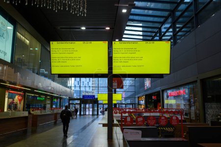 Téléchargez les photos : Vienne, Autriche - 28 novembre 2022 - Panneaux d'affichage avec des informations passagers à la gare principale de Vienne pendant la grève du syndicat des chemins de fer. - en image libre de droit