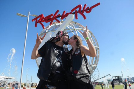 Foto de Río de Janeiro, Brasil, 2 de septiembre de 2022. Pareja de rockeros que llegan a la roca en Río 2022 festival en la ciudad de Río de Janeiro. - Imagen libre de derechos