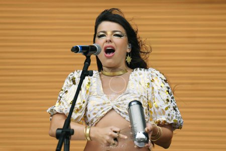 Téléchargez les photos : Rio de Janeiro, Brésil, 10 septembre 2022. La chanteuse Julia Mestre du groupe Bala Desejo, lors d'un concert au Rock à Rio dans la ville de Rio de Janeiro. - en image libre de droit