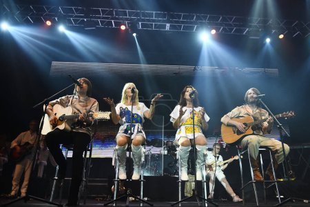 Foto de Río de Janeiro, Brasil, 21 de abril de 2023. Grupo sueco de la compañía de música ABBA, durante un espectáculo en Espao Hall, en la ciudad de Río de Janeiro. - Imagen libre de derechos