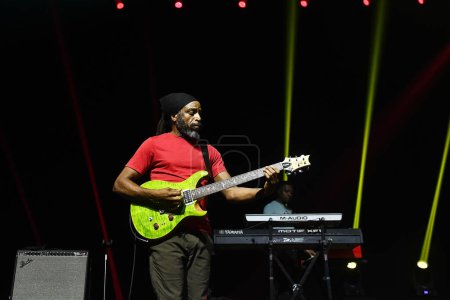 Foto de Río de Janeiro, Brasil, 17 de noviembre de 2023. Guitarrista Wendel Ferraro, de la banda de reggae The Wailers, durante un concierto en Qualistage, en la ciudad de Río de Janeiro. - Imagen libre de derechos