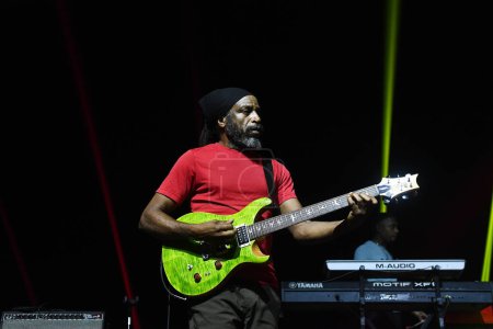 Téléchargez les photos : Rio de Janeiro, Brésil, 17 novembre 2023. Guitariste Wendel Ferraro, du groupe de reggae The Wailers, lors d'un concert à Qualistage, dans la ville de Rio de Janeiro. - en image libre de droit