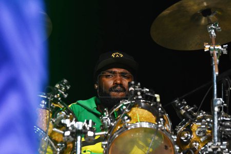 Foto de Río de Janeiro, Brasil, 17 de noviembre de 2023. El baterista Aston Barret Jr, de la banda de reggae The Wailers, durante un concierto en Qualistage, en la ciudad de Río de Janeiro. - Imagen libre de derechos