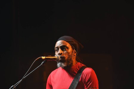 Foto de Río de Janeiro, Brasil, 17 de noviembre de 2023. Guitarrista Wendel Ferraro, de la banda de reggae The Wailers, durante un concierto en Qualistage, en la ciudad de Río de Janeiro. - Imagen libre de derechos