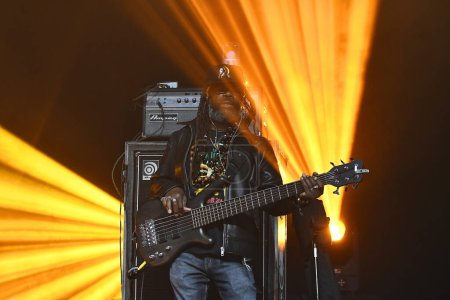 Foto de Río de Janeiro, Brasil, 17 de noviembre de 2023. El bajista Owen Reid, de la banda de reggae The Wailers, durante un concierto en Qualistage, en la ciudad de Río de Janeiro. - Imagen libre de derechos