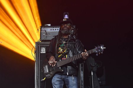 Foto de Río de Janeiro, Brasil, 17 de noviembre de 2023. El bajista Owen Reid, de la banda de reggae The Wailers, durante un concierto en Qualistage, en la ciudad de Río de Janeiro. - Imagen libre de derechos