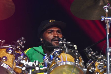 Foto de Río de Janeiro, Brasil, 17 de noviembre de 2023. El baterista Aston Barret Jr, de la banda de reggae The Wailers, durante un concierto en Qualistage, en la ciudad de Río de Janeiro. - Imagen libre de derechos