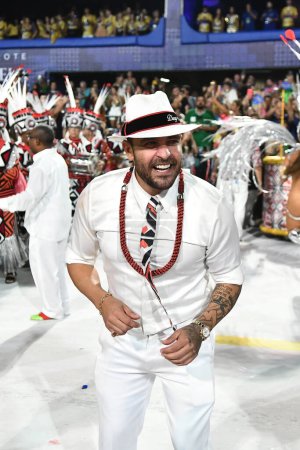 Téléchargez les photos : Rio de Janeiro, Brésil, 26 février 2023. Chanteur Diogo Nogueira, pendant le défilé des écoles de samba, pendant le carnaval dans la ville de Rio de Janeiro. - en image libre de droit