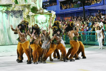 Foto de Río de Janeiro, Brasil, 26 de febrero de 2023. Desfile de las escuelas de samba durante el carnaval en la ciudad de Río de Janeiro - Imagen libre de derechos