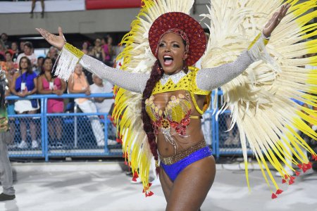 Foto de Río de Janeiro, Brasil, 19 de febrero de 2023. Desfile de las escuelas de samba de la serie Oro, durante el carnaval en la ciudad de Río de Janeiro. - Imagen libre de derechos