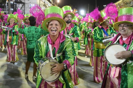 Téléchargez les photos : Rio de Janeiro, Brésil, 22 avril 2022. Parades des écoles de samba de la série d'or, pendant le carnaval dans la ville de Rio de Janeiro. - en image libre de droit