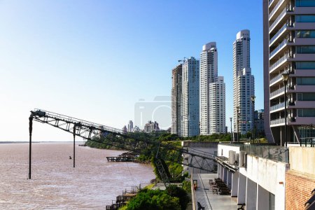 Puerto Norte. Rosario, Argentinien. Blick auf alte Verladedocks in Northern Port mit modernen Wolkenkratzern an der Küste des Parana River.