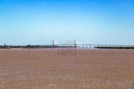 Foto de Vista del río Paraná y el puente sobre él, desde la ciudad de Rosario a Victoria, Entre Ríos. - Imagen libre de derechos