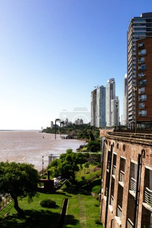 Puerto Norte. Rosario, Argentinien. Blick auf alte Verladedocks in Northern Port mit modernen Gebäuden und Wolkenkratzern an der Küste des Parana River.