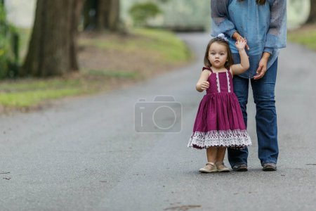 Téléchargez les photos : Une belle mère brune tenant sa petite fille à l'extérieur à l'automne et passant du temps avec l'espace de copie. - en image libre de droit