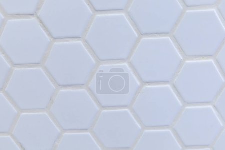 Foto de Baldosas de octágono blanco con lechada blanca en una pared posterior, ducha, cuarto de baño. - Imagen libre de derechos