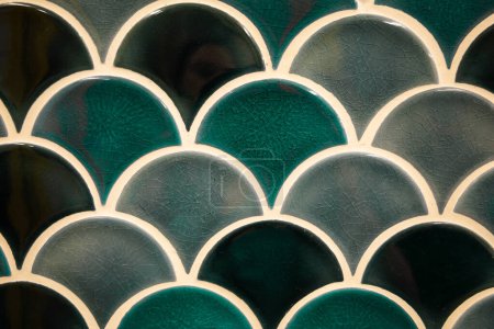 Foto de Vidrio de sirena festoneado cocido al horno de porcelana de cerámica mosaico azulejos hechos a mano para una pared posterior, ducha o baño. - Imagen libre de derechos