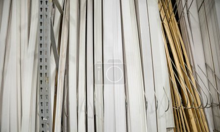 Foto de Una selección de madera blanca o mdf zócalo y piezas de moldeo de ajuste para la venta en una tienda de mejoras para el hogar de hardware. - Imagen libre de derechos