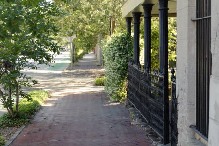 Téléchargez les photos : Un trottoir vide Savannah Georgia au printemps. - en image libre de droit