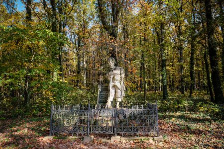 Téléchargez les photos : Monuments à Swiepwald, forêt en République tchèque, qui sont dédiés à la bataille de Koniggratz, 1866 dans la guerre austro-prussienne. Photo de haute qualité - en image libre de droit