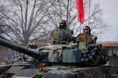 Téléchargez les photos : Riga, Lettonie - 18 novembre 2022 : Le char de combat polonais PT-91 Twardy, développement du T-72M1 lors d'un défilé militaire dans la capitale de la Lettonie, Riga. Déconcentré. Photo de haute qualité - en image libre de droit