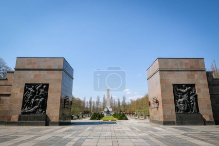 Téléchargez les photos : Berlin, Allemagne - 21 avril 2023 : Le mémorial de guerre soviétique à Schonholzer Heide, Pankow, où 13 200 soldats soviétiques tombés pendant la bataille de Berlin ont été enterrés. Photo de haute qualité - en image libre de droit