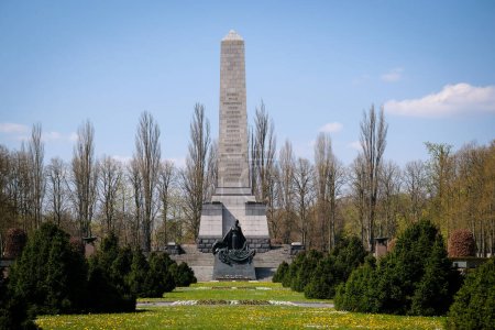 Téléchargez les photos : Berlin, Allemagne - 21 avril 2023 : Le mémorial de guerre soviétique à Schonholzer Heide, Pankow, où 13 200 soldats soviétiques tombés pendant la bataille de Berlin ont été enterrés. Photo de haute qualité - en image libre de droit