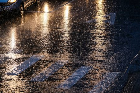 Téléchargez les photos : Pluies abondantes, averses dans la ville, pluie et eau dans la rue le soir, inondation des rues. Photo de haute qualité - en image libre de droit