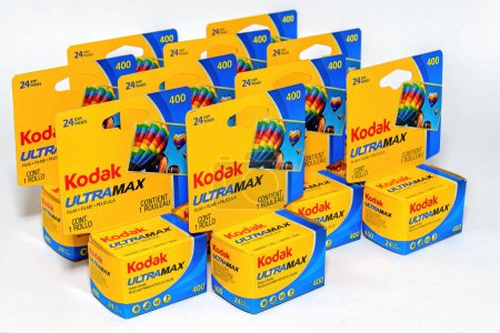 Foto de Saint John, NB, Canadá - 26 de noviembre de 2014: Varias cajas amarillas y azules de la película a color Kodak sobre un fondo blanco. - Imagen libre de derechos