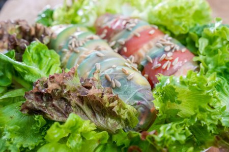 Téléchargez les photos : Rouleau de saumon avec légumes sur assiette, sur table en bois, fermer - en image libre de droit