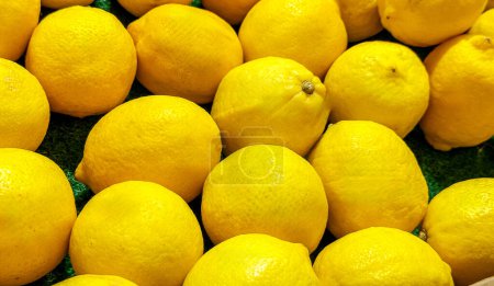 Téléchargez les photos : Pile de citrons mûrs en boîte, vue rapprochée - en image libre de droit