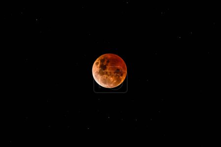 Foto de Eclipse total de la Luna y una Luna de Sangre causada por la luz doblada o refractada a la Luna por la atmósfera de la Tierra. Tomado en Macmasters Beach, NSW, Austra - Imagen libre de derechos