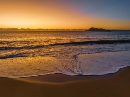 Foto de Sunrise over the ocean at North Pearl Beach on the Central Coast, NSW, Australia. - Imagen libre de derechos