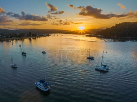 Foto de Sunrise over the channel in Ettalong Beach on the Central Coast, NSW, Australia. - Imagen libre de derechos