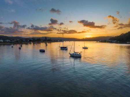 Foto de Sunrise over the channel in Ettalong Beach on the Central Coast, NSW, Australia. - Imagen libre de derechos