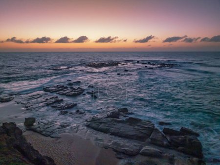 Foto de Paisaje marino al amanecer con nubes en Soldiers Beach ubicado en Norah Head en la Costa Central, NSW, Australia. - Imagen libre de derechos