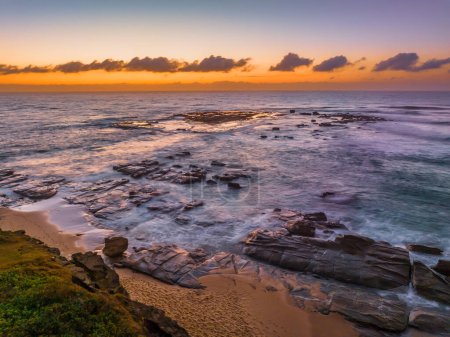Foto de Paisaje marino al amanecer con nubes en Soldiers Beach ubicado en Norah Head en la Costa Central, NSW, Australia. - Imagen libre de derechos
