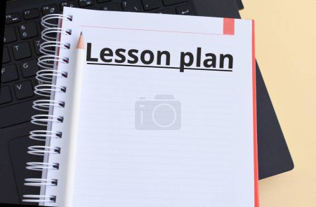 Foto de Trabajo remoto o aprendizaje. Texto de planificación de la lección escrito en un cuaderno con lápices y computadora. - Imagen libre de derechos
