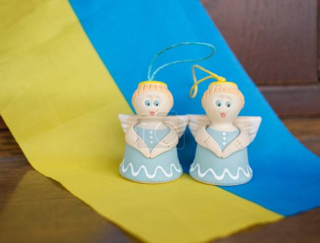 Foto de Dos ángeles de recuerdo en la bandera azul y amarilla de Ucrania. Oren por la paz para Ucrania. Fe y esperanza. Detengan la guerra. Bendito recuerdo de los soldados caídos - Imagen libre de derechos