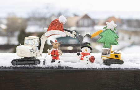 Vorfreude auf die Weihnachtsfeiertage, Neujahrsgrüße. Spielzeugbagger, Schneemannsouvenirs, Hirsche, Weihnachtsmützen. Winterurlaubsstimmung. Frohes neues Jahr 2024