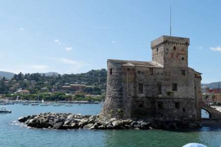 Foto de Vista del castillo de Rapallo desde la bahía en el golfo de Tigullio. Liguria, Italia - Imagen libre de derechos