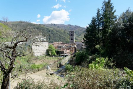Blick auf das Dorf Borgo a Mozzano. Lucca, Toskana Italien